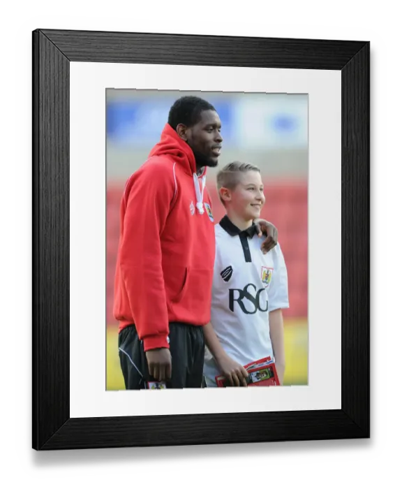 Framed Print : Bristol City's Jay Emmanuel-Thomas and Mascot Celebrate Sky Bet League One Victory at Swindon Town's County Ground
