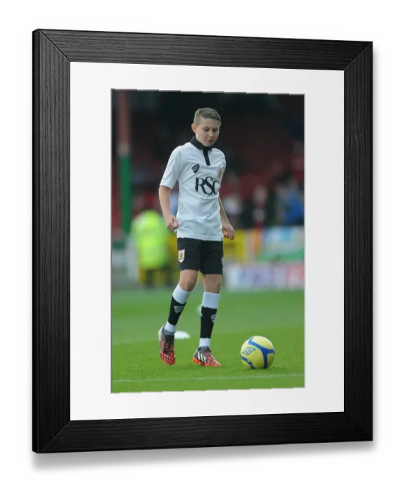 Framed Print : The Rivalry Continues: Bristol City at Swindon Town's County Ground, 15 November 2014 - Football Match Framed Print : The Rivalry Continues: Bristol City at Swindon Town's County Ground, 15 November 2014 - Football Match