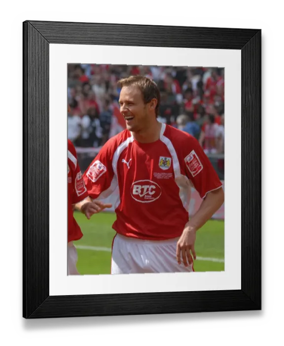 Framed Print : Lee Trundle's Euphoric Moment: Celebrating Promotion to Championship with Bristol City (Play Off Final)