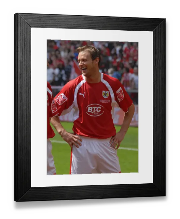 Framed Print : Bristol City's Lee Trundle: Celebrating Promotion in the Play-Off Final Framed Print : Bristol City's Lee Trundle: Celebrating Promotion in the Play-Off Final