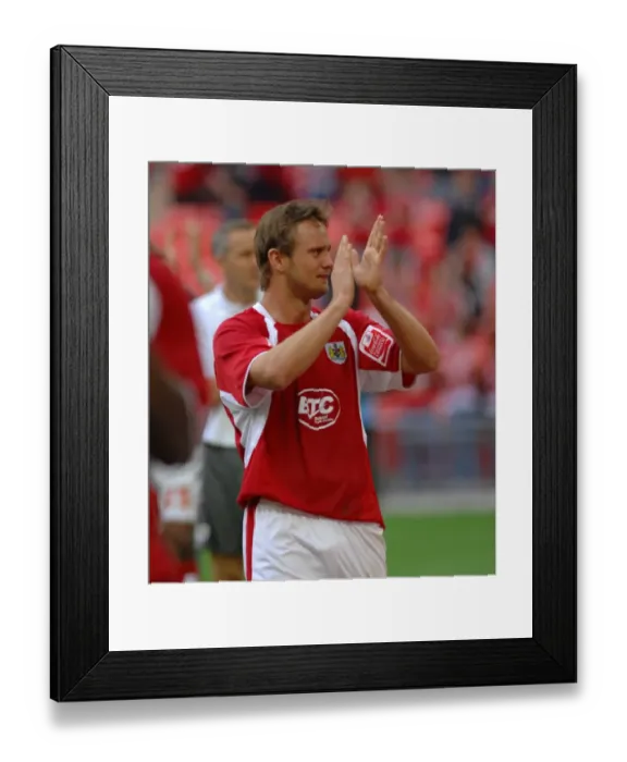 Framed Print : Bristol City's Thrilling Promotion Celebration: Lee Trundle at Wembley