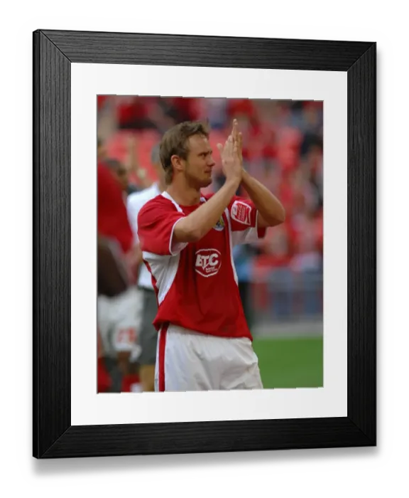 Framed Print : Bristol City's Lee Trundle: Celebrating Promotion in the Play-Off Final Framed Print : Bristol City's Lee Trundle: Celebrating Promotion in the Play-Off Final