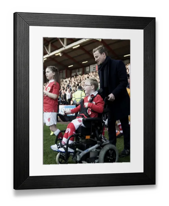 Framed Print : Bristol City: Oskar Pycroft and Wade Elliott Rally the Troops against Preston North End, Sky Bet League One, 2014 Framed Print : Bristol City: Oskar Pycroft and Wade Elliott Rally the Troops against Preston North End, Sky Bet League One, 2014
