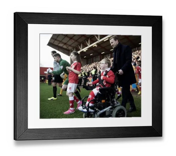 Framed Print : Bristol City: Oskar Pycroft and Wade Elliott Rallying the Team at Ashton Gate vs. Preston North End (November 2014)