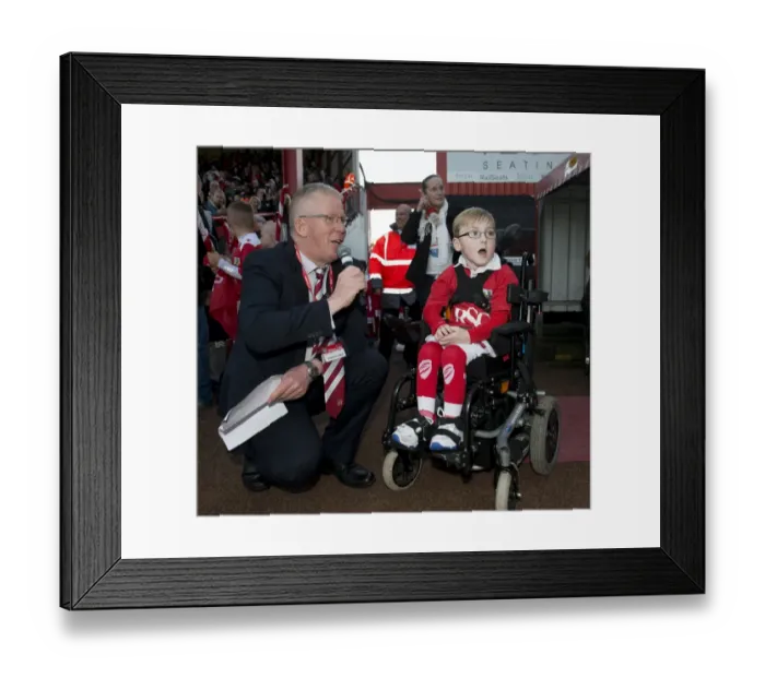Framed Print : Action-Packed Clash: Bristol City vs Preston North End at Ashton Gate - Sky Bet League One (November 2014)
