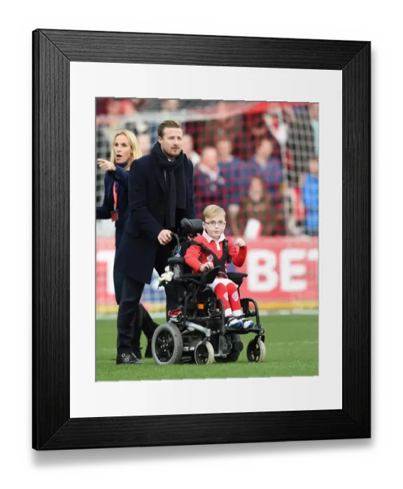 Framed Print : Bristol City: Wade Elliott Welcomes Young Oskar Pycroft to Ashton Gate Framed Print : Bristol City: Wade Elliott Welcomes Young Oskar Pycroft to Ashton Gate