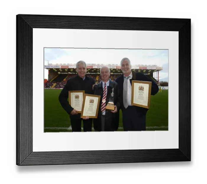 Framed Print : Battling in Sky Bet League One: Bristol City vs Preston North End at Ashton Gate - November 2014