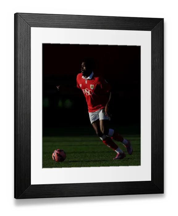 Framed Print : Dramatic FA Cup Moment: Jay Emmanuel-Thomas Thrills Crowd with Last-Minute Goal for Bristol City at Ashton Gate
