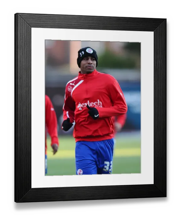 Framed Print : Former Favorite Marvin Elliott Returns: A Warm Welcome from the Home Fans during Bristol City vs Crawley Town Framed Print : Former Favorite Marvin Elliott Returns: A Warm Welcome from the Home Fans during Bristol City vs Crawley Town