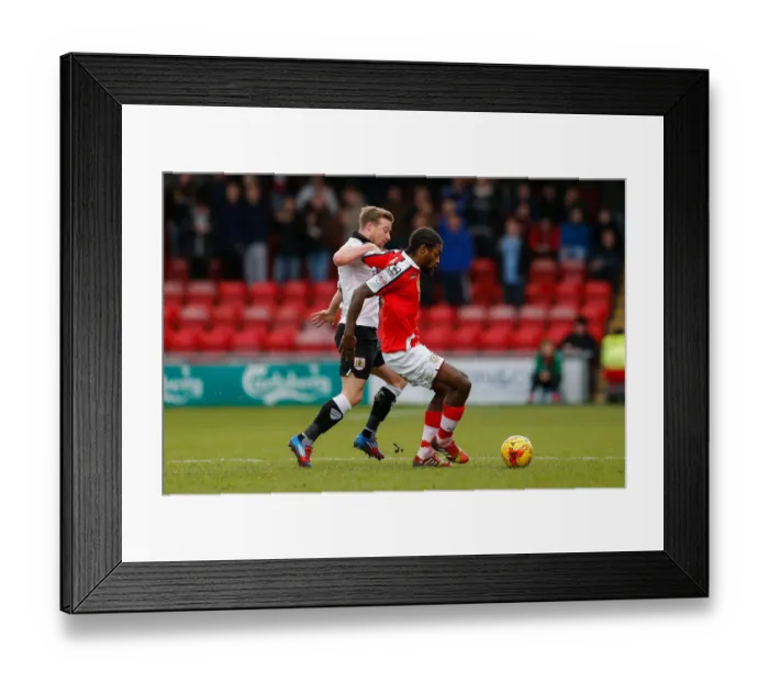Framed Print : Wade Elliott vs Anthony Grant: Clash between Bristol City's Elliott and Crewe Alexandra's Grant in Sky Bet League 1