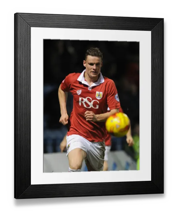 Framed Print : Bristol City's Matt Smith in Action against Gillingham at Priestfield Stadium, December 2014 Framed Print : Bristol City's Matt Smith in Action against Gillingham at Priestfield Stadium, December 2014