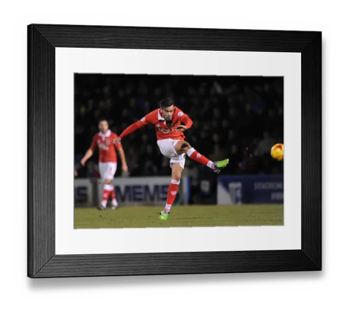 Framed Print : Marlon Pack Goes for Glory: Bristol City vs. Gillingham, Sky Bet League One, December 2014