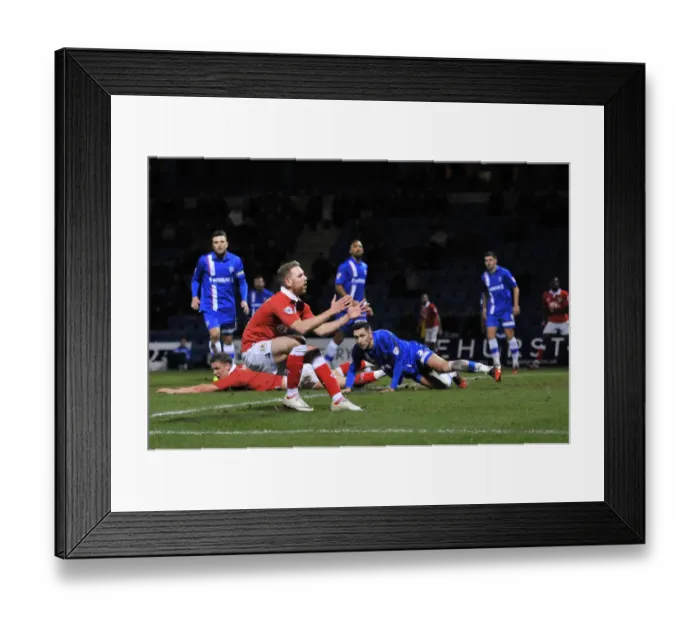 Framed Print : Bristol City's Scott Wagstaff Disappointed as Chance Goes Awry in Gillingham Clash (January 6, 2015) Framed Print : Bristol City's Scott Wagstaff Disappointed as Chance Goes Awry in Gillingham Clash (January 6, 2015)
