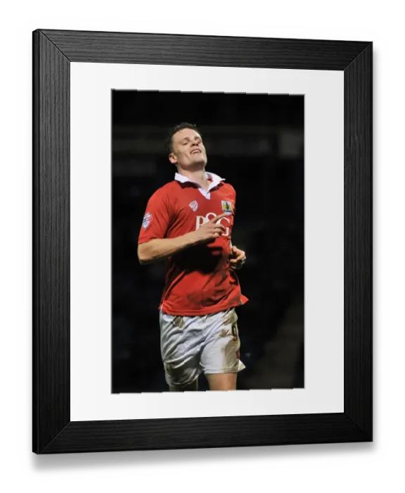 Framed Print : Bristol City's Matt Smith in Action during Johnstone's Paint Trophy Match Framed Print : Bristol City's Matt Smith in Action during Johnstone's Paint Trophy Match
