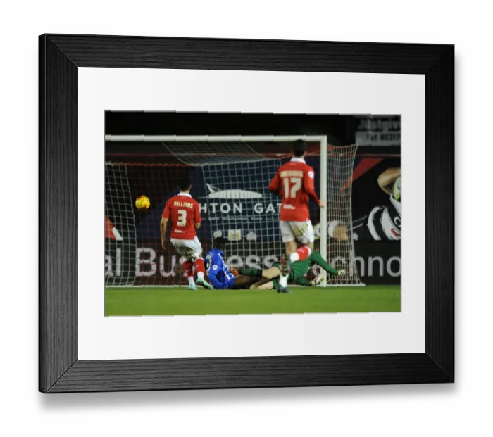 Framed Print : Bristol City vs Gillingham: Jermaine McGlashan Scores the Equalizer - Ashton Gate, 2015 Framed Print : Bristol City vs Gillingham: Jermaine McGlashan Scores the Equalizer - Ashton Gate, 2015