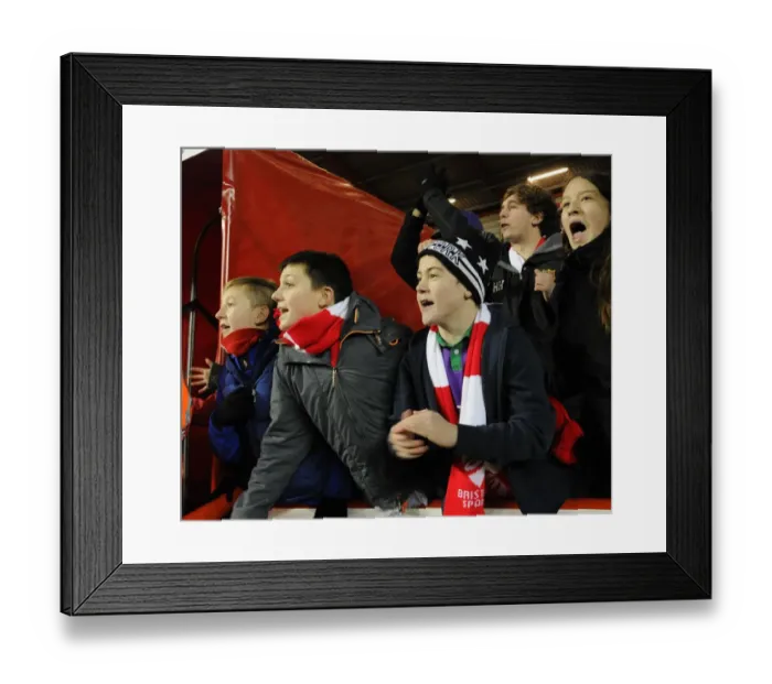 Framed Print : Bristol City Celebrates Johnstones Paint Trophy Victory Over Gillingham