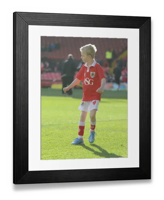 Framed Print : Sky Bet League One: Rivalry in Action - Bristol City vs Fleetwood Town at Ashton Gate Framed Print : Sky Bet League One: Rivalry in Action - Bristol City vs Fleetwood Town at Ashton Gate