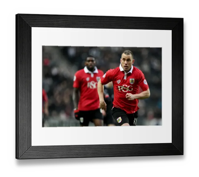 Framed Print : Aaron Wilbraham of Bristol City in Action against MK Dons at Stadium MK, 07 February 2015 Framed Print : Aaron Wilbraham of Bristol City in Action against MK Dons at Stadium MK, 07 February 2015