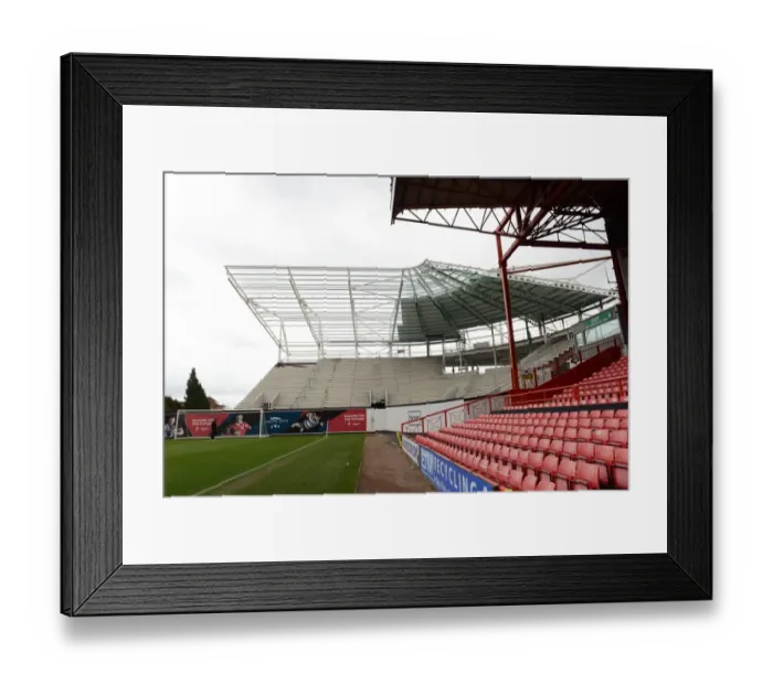 Framed Print : Intense Rivalry: Bristol City vs Rochdale, Ashton Gate, February 2015 Framed Print : Intense Rivalry: Bristol City vs Rochdale, Ashton Gate, February 2015