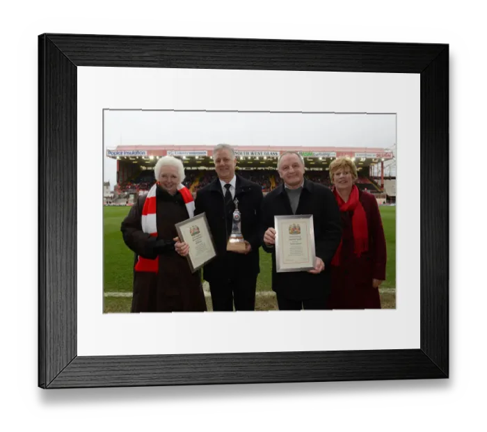 Framed Print : Bristol City FC: Harry Barnes Receives the Man of the Match Award against Rochdale, February 2015