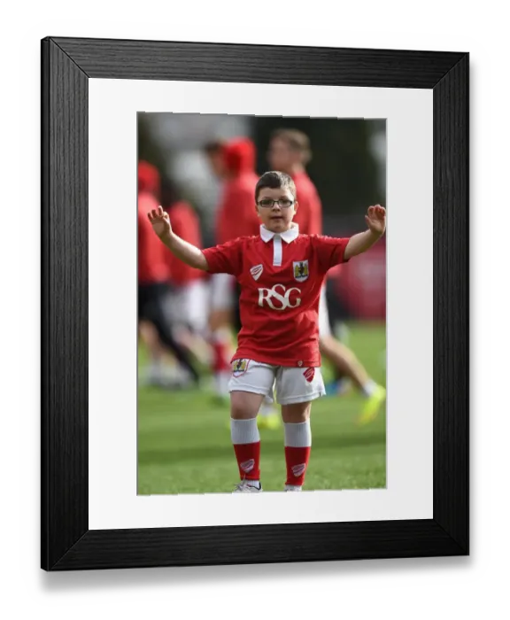 Framed Print : Electric Atmosphere: Bristol City vs Rochdale, Sky Bet League One Clash at Ashton Gate (28 February 2015)
