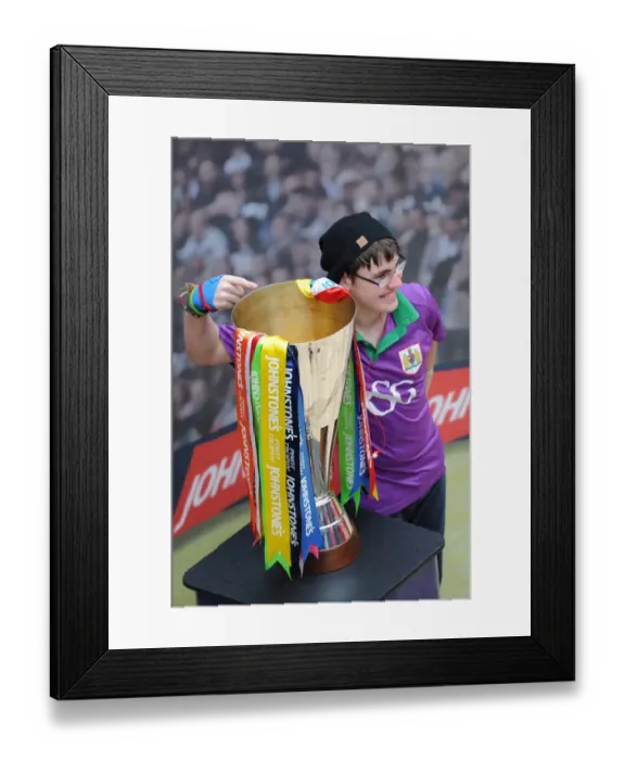 Framed Print : Bristol City FC Fans Celebrate with the Johnstones Paint Trophy at Cabot Circus, 2015 Framed Print : Bristol City FC Fans Celebrate with the Johnstones Paint Trophy at Cabot Circus, 2015