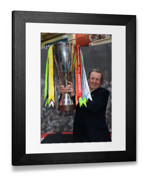 Framed Print : Bristol City FC Celebrates Johnstone's Paint Trophy Victory at Cabot Circus with Mayor George Ferguson Framed Print : Bristol City FC Celebrates Johnstone's Paint Trophy Victory at Cabot Circus with Mayor George Ferguson