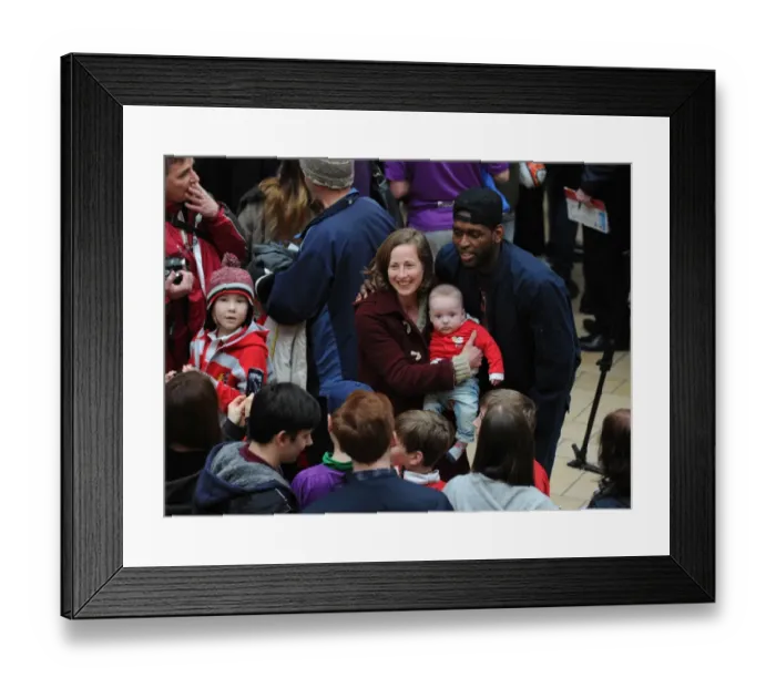Framed Print : Bristol City's Jay Emmanuel-Thomas Mingles with Fans at Cabot Circus Framed Print : Bristol City's Jay Emmanuel-Thomas Mingles with Fans at Cabot Circus