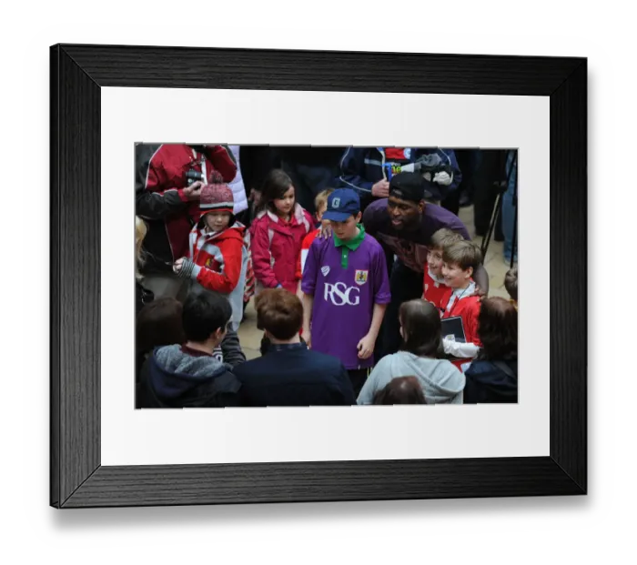 Framed Print : Jay Emmanuel-Thomas of Bristol City Mingles with Fans at Cabot Circus Framed Print : Jay Emmanuel-Thomas of Bristol City Mingles with Fans at Cabot Circus