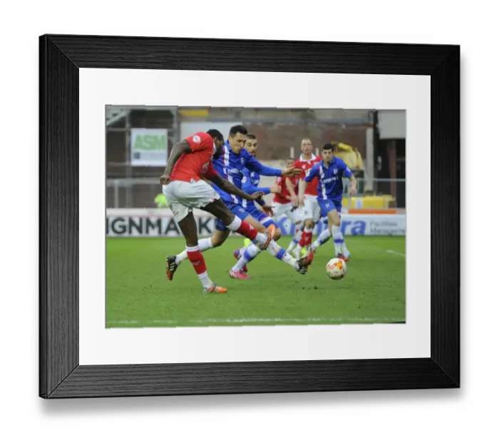 Framed Print : Jay Emmanuel-Thomas Shoots for Bristol City Against Gillingham, Sky Bet League One, 14 / 03 / 2015