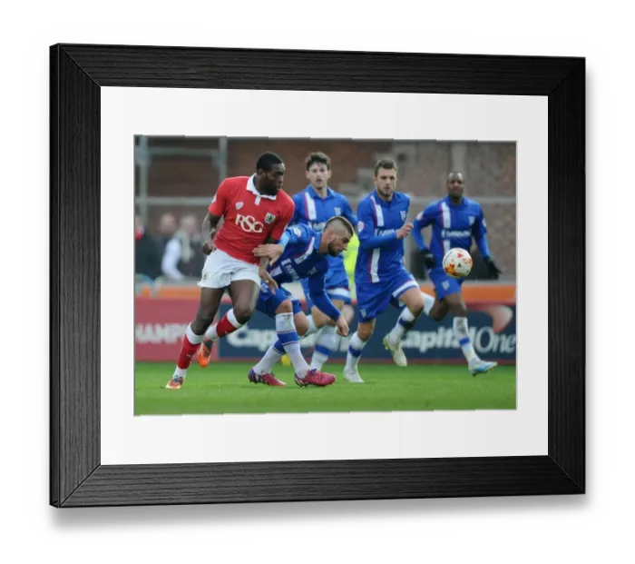 Framed Print : Bristol City vs Gillingham: Jay Emmanuel-Thomas Surrounded by Opponents