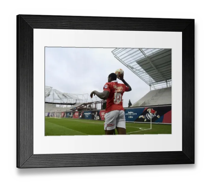 Framed Print : Bristol City's Jay Emmanuel-Thomas Readies for Throw-In during Sky Bet League One Match vs. Gillingham Framed Print : Bristol City's Jay Emmanuel-Thomas Readies for Throw-In during Sky Bet League One Match vs. Gillingham