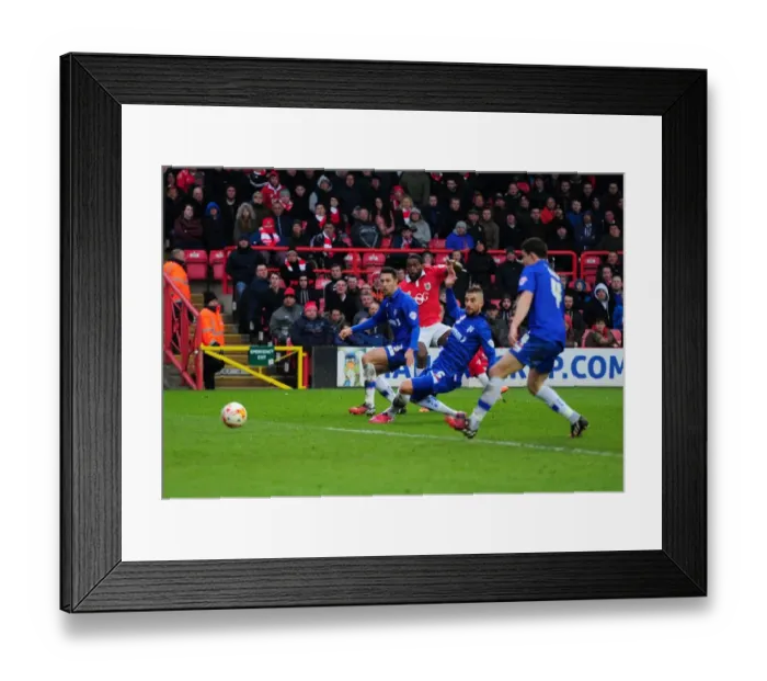 Framed Print : Jay Emmanuel-Thomas Goes for Glory: Shooting for Bristol City Against Gillingham, Sky Bet League One, 2015