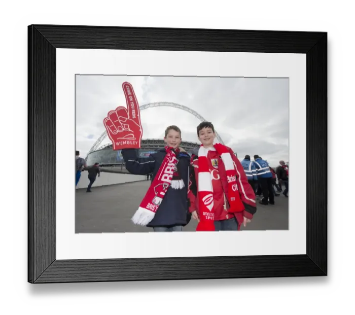 Framed Print : Bristol City Fans Heading to Wembley for Johnstone's Paint Final, 2015