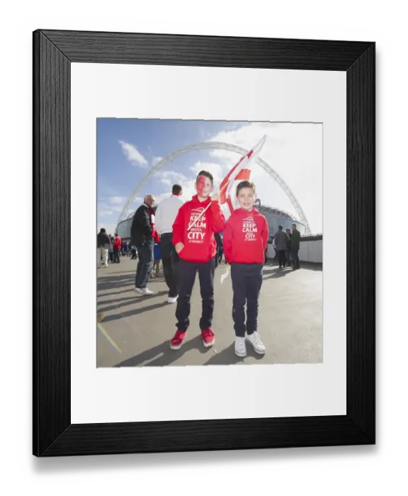 Framed Print : Bristol City Fans Heading to Wembley for Johnstone's Paint Final, 2015