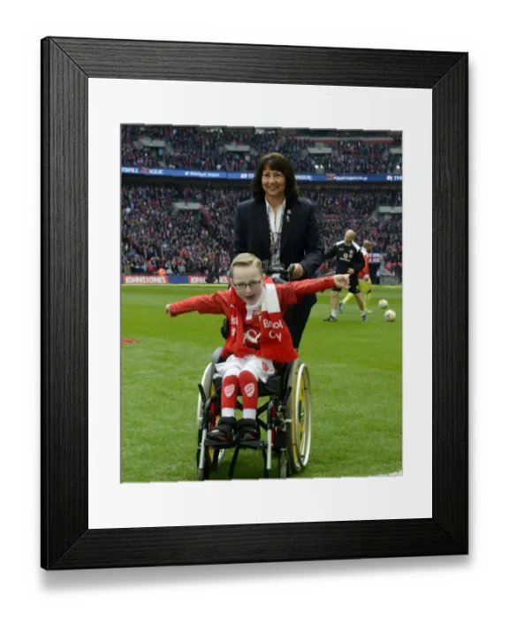 Framed Print : Bristol City FC: Oskar Pycroft's Exultant Moment as They Lift the Johnstone's Paint Trophy Framed Print : Bristol City FC: Oskar Pycroft's Exultant Moment as They Lift the Johnstone's Paint Trophy
