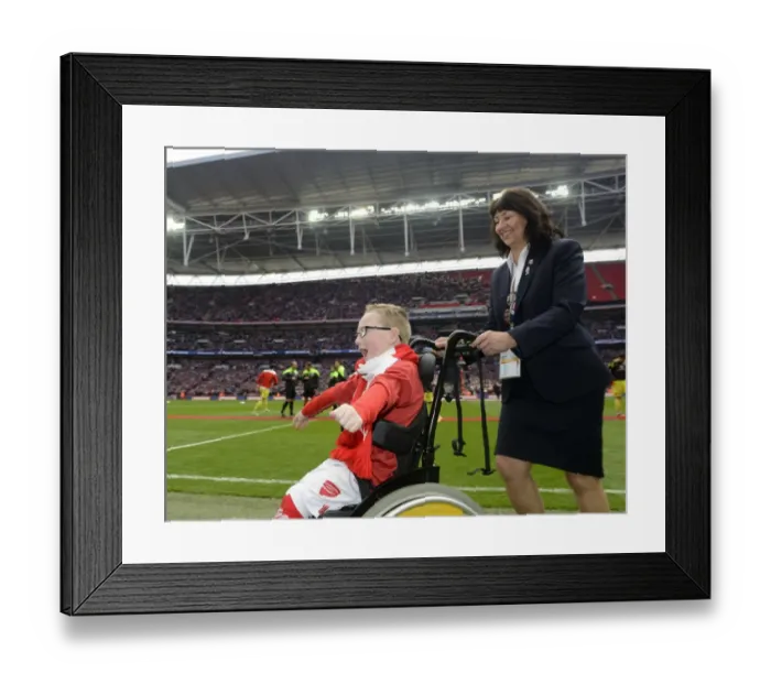 Framed Print : Bristol City's Oskar Pycroft Celebrates at Wembley: Johnstone's Paint Trophy Final vs Walsall