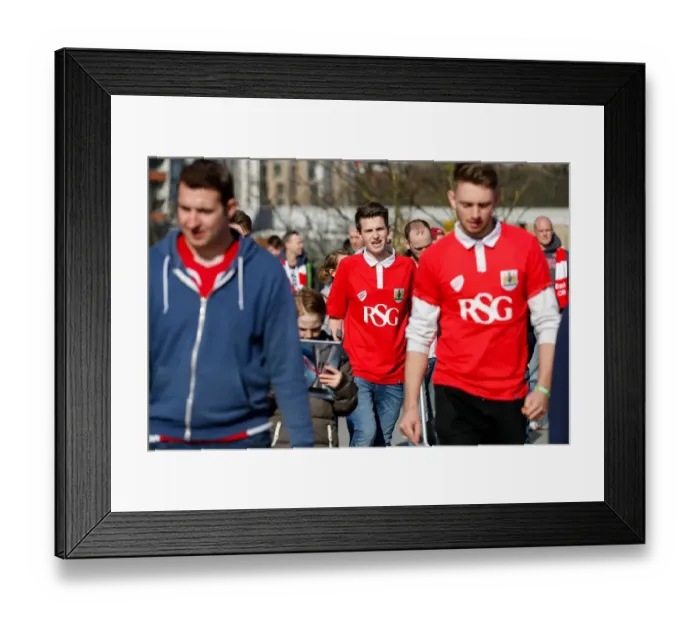 Framed Print : Thrilling Johnstones Paint Trophy Final: Fans in Action - Bristol City vs Walsall at Wembley Stadium