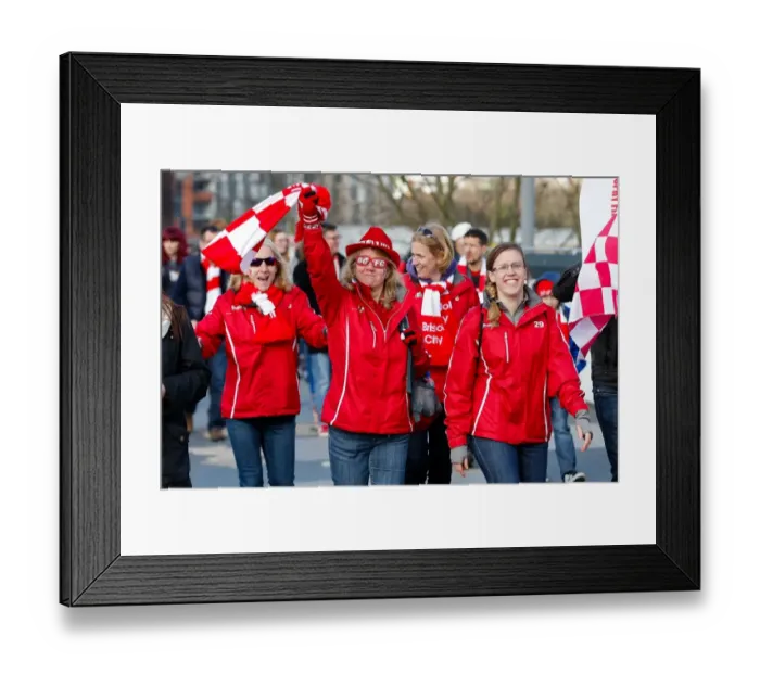Framed Print : Thrilling Johnstones Paint Trophy Final: Fans in Action - Bristol City vs Walsall at Wembley Stadium, 2015