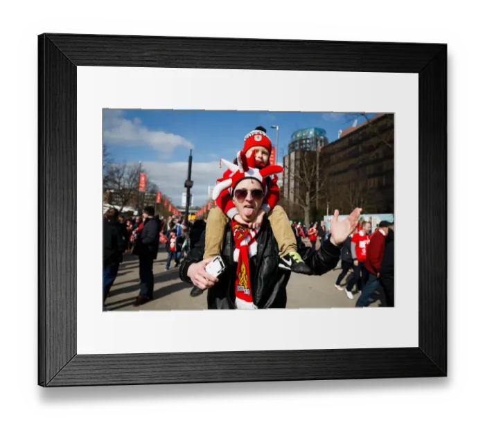 Framed Print : Thousands of Bristol City Fans Converge on Wembley Stadium for the Johnstones Paint Trophy Final