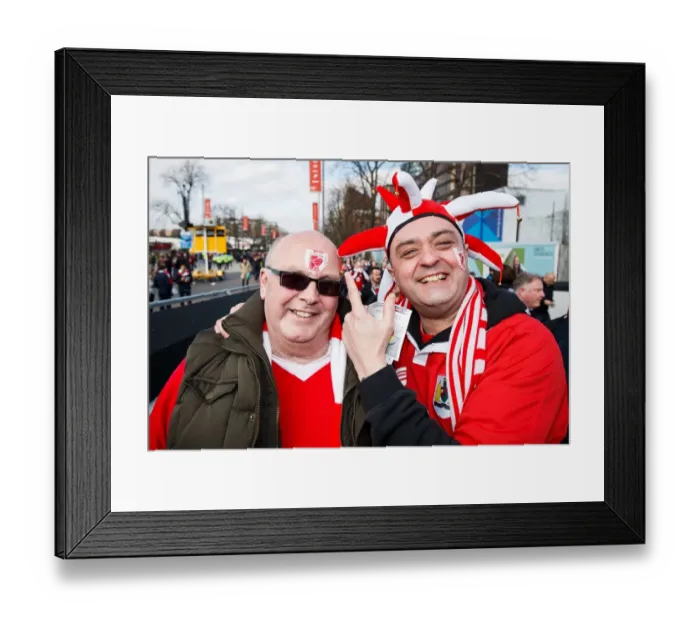 Framed Print : Thousands of Passionate Bristol City Fans Gather at Wembley Stadium for the Johnstones Paint Trophy Final