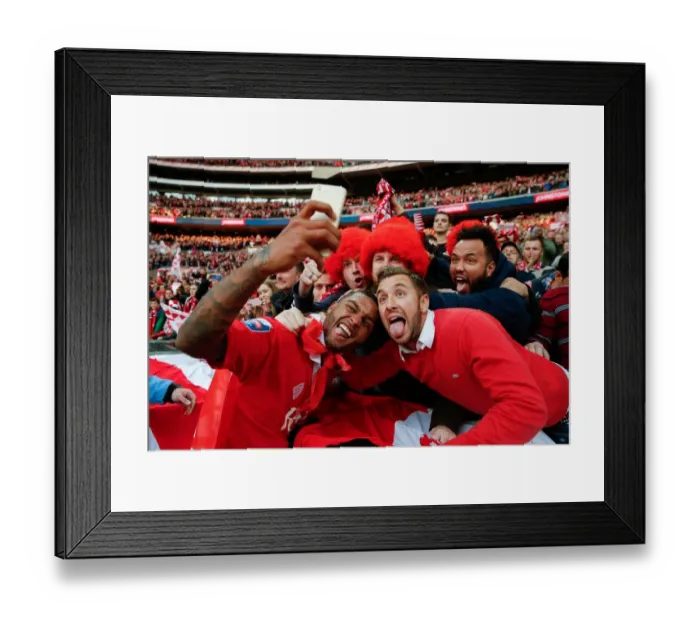 Framed Print : Bristol City Football Club Celebrates Johnstones Paint Trophy Win with Fans: Mark Little's Selfie Moment at Wembley Stadium