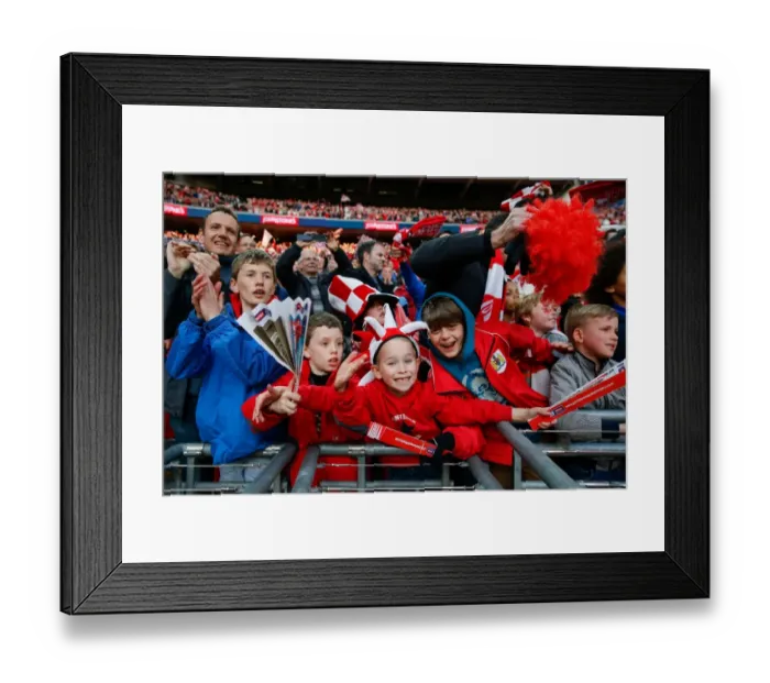 Framed Print : Triumphant Bristol City Fans Celebrate 2-0 Win and Football League Trophy Victory at Wembley Stadium