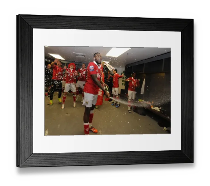 Framed Print : Bristol City Football Club: Johnstone's Paint Trophy Victory Celebration - Jay Emmanuel-Thomas Sprays Champagne