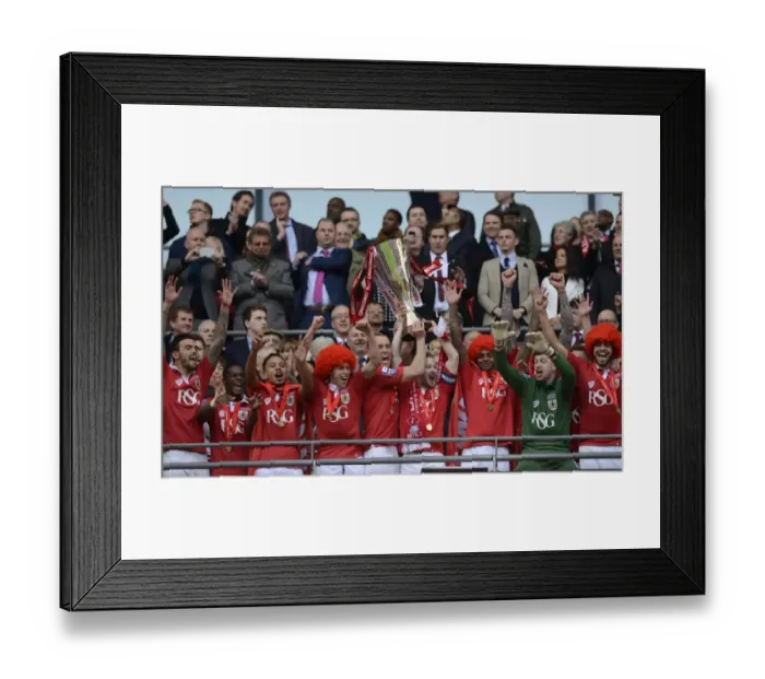 Framed Print : Bristol City FC: Aaron Wilbraham and Wade Elliott Lift the Johnstone's Paint Trophy at Wembley Stadium (Bristol City v Walsall)
