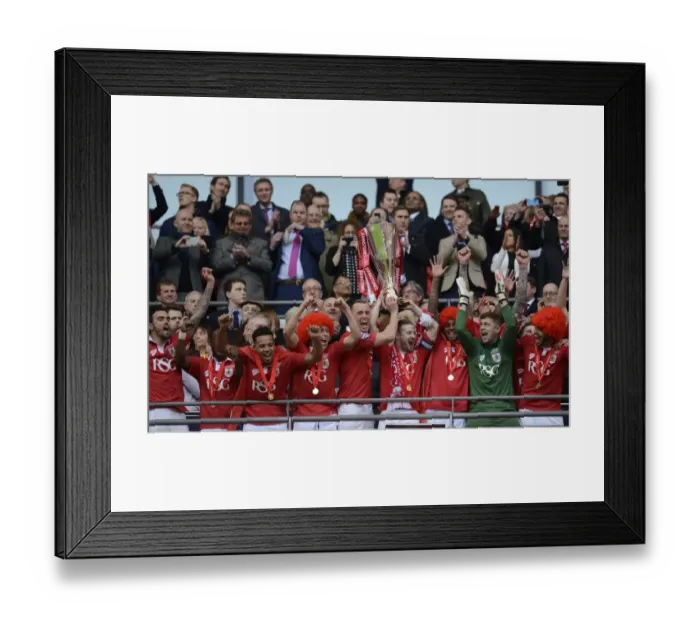 Framed Print : Bristol City Footballers Aaron Wilbraham and Wade Elliott Celebrate Johnstone's Paint Trophy Victory at Wembley Stadium