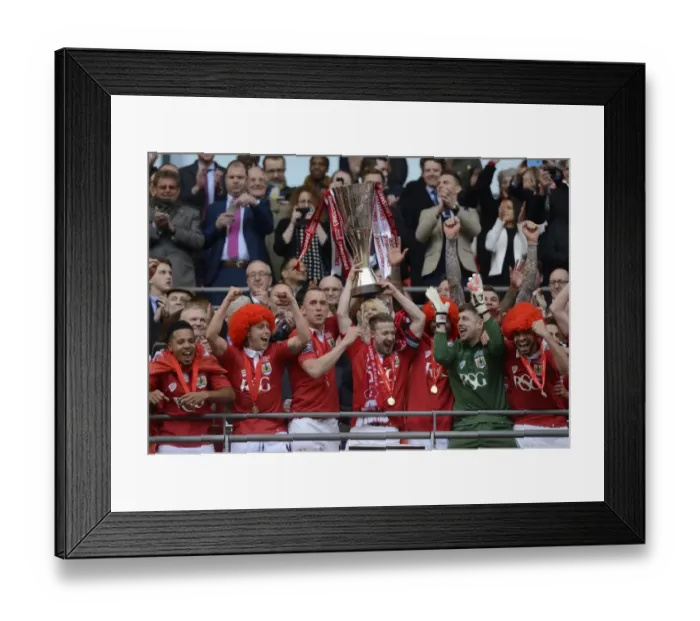 Framed Print : Bristol City Footballers Aaron Wilbraham and Wade Elliott Lift the Johnstone's Paint Trophy at Wembley Stadium after Winning against Walsall