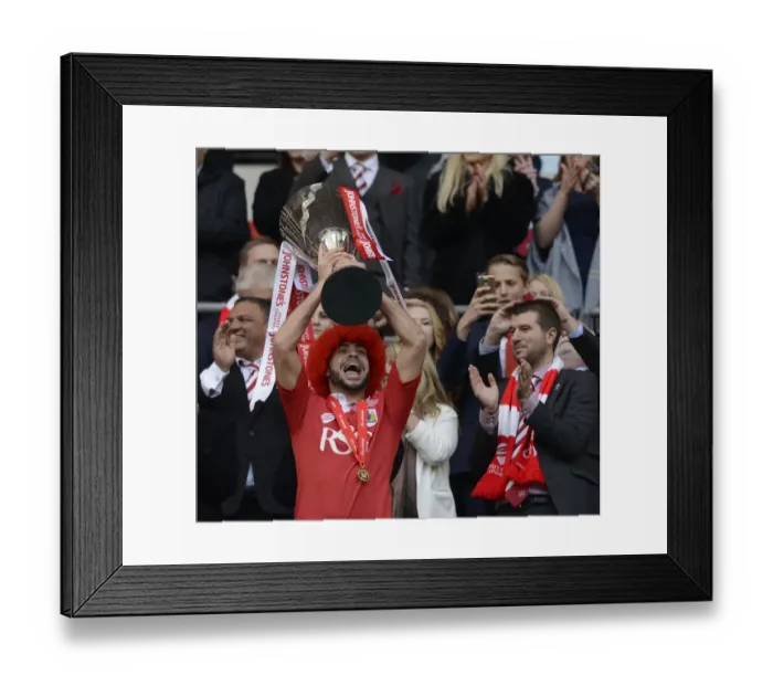 Framed Print : Bristol City Lift the JPT Trophy: Derrick Williams Celebrates Victory at Wembley Stadium (Bristol City v Walsall)