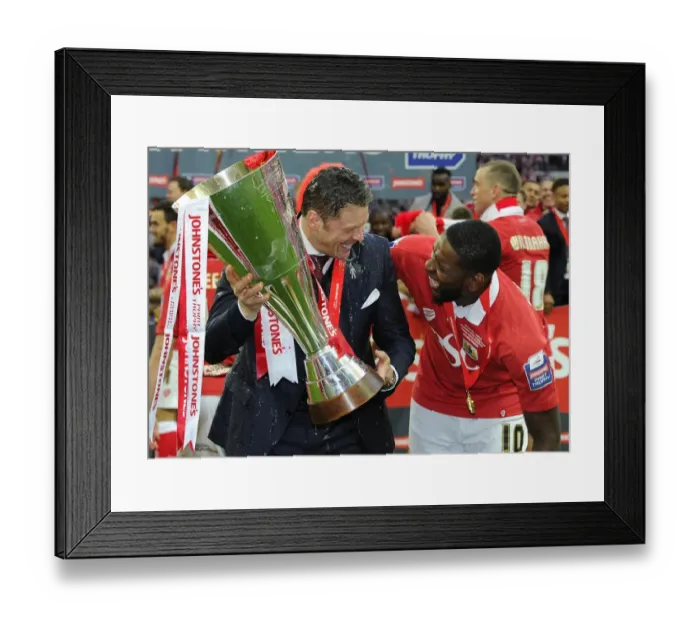 Framed Print : Bristol City FC: Steve Cotterill and Jay Emmanuel-Thomas Celebrate Johnstone's Paint Trophy Victory