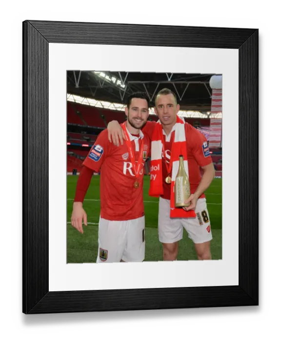 Framed Print : Bristol City's Johnstone Paint Trophy Victory: Cunningham and Wilbraham Celebrate with Team
